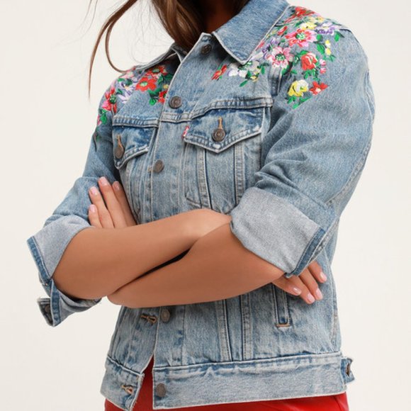 🎉Host Pick 🎉Levi's Ex-Boyfriend Trucker Embroidered Denim Jacket - Picture 2 of 6
